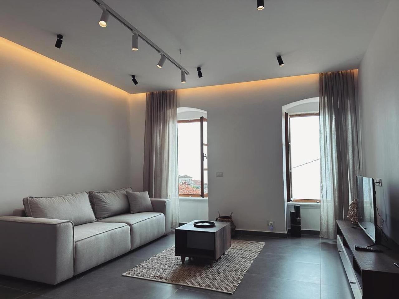 Lion'S Villa Vlore Exterior photo